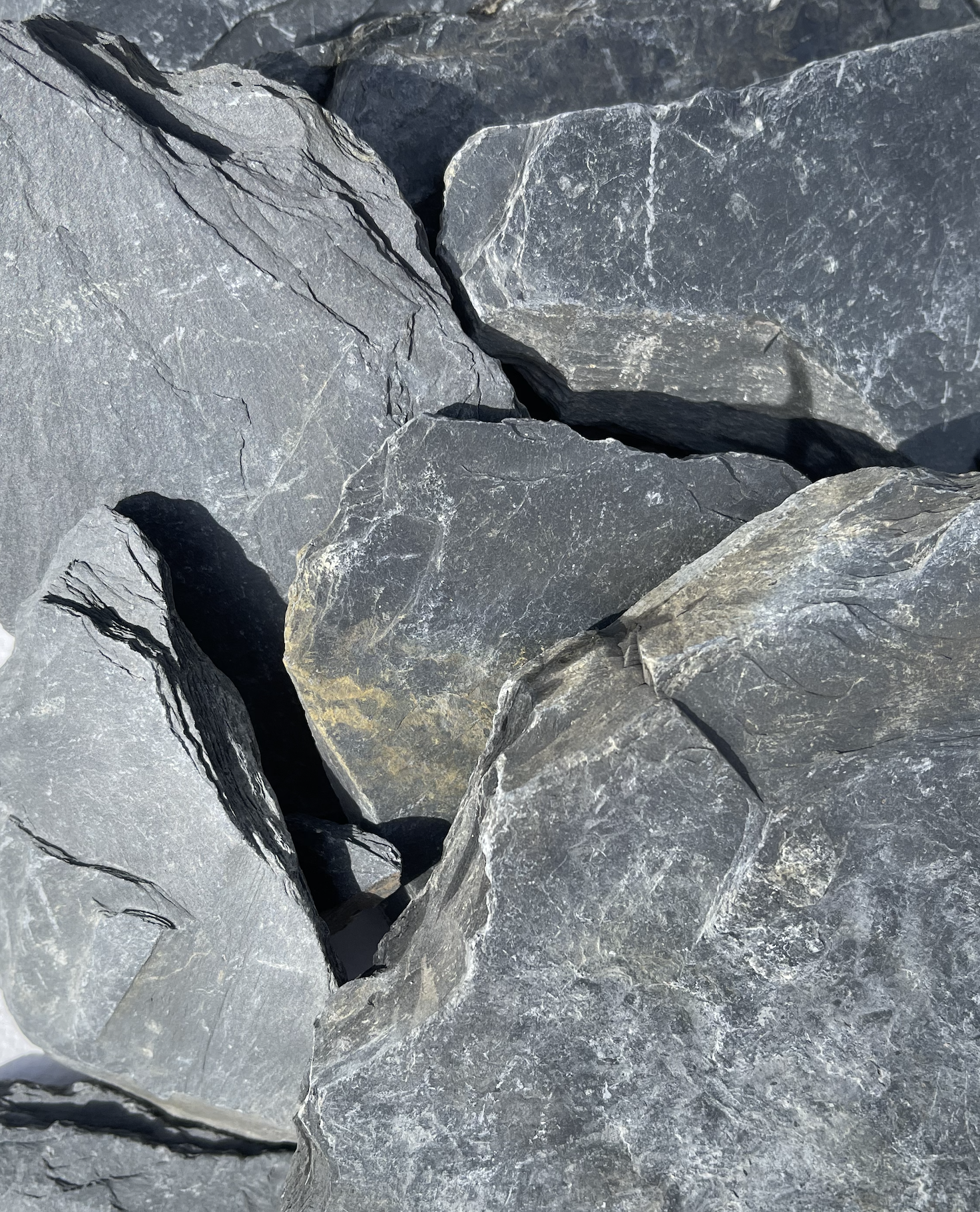 Purustatud kiltkivi antrasiit 60-150mm 1000kg bigbag