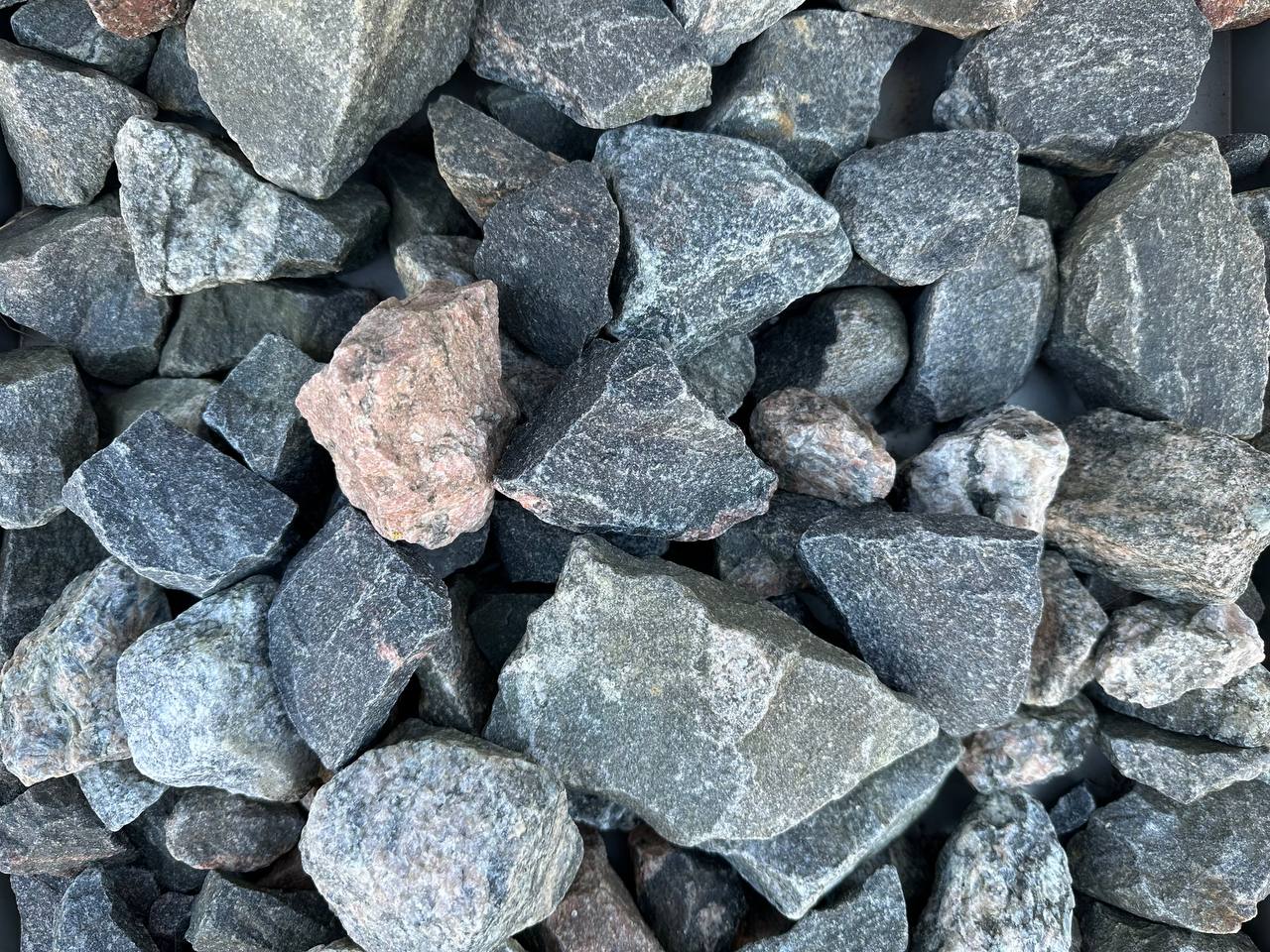 Inkoo mustjaspunakas tardkivikillustik 32-64mm